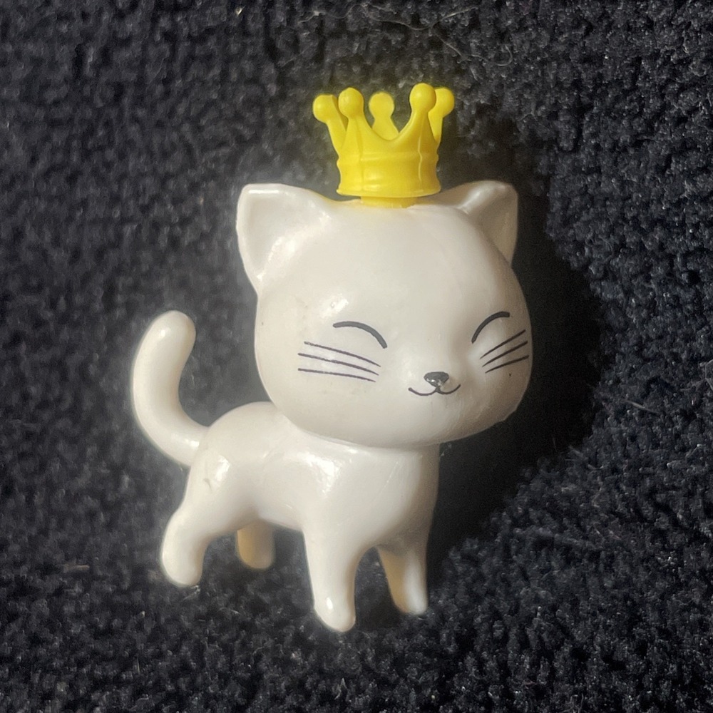 2020 Barbie White Kitty with Crown‎
